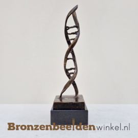 Geslaagd voor master geneeskunde "DNA streng" BBW01br102