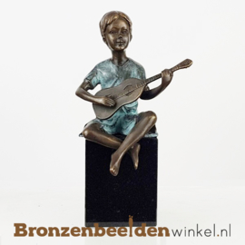 Bronzen beeldje "Jongen met Gitaar" BBW1502