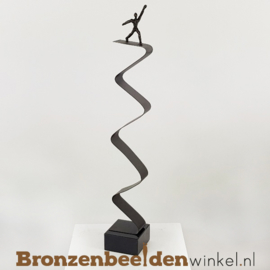 Zakelijk geschenk beeldje "Balancerend op de Top" BBW007br00