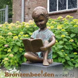 Bronzen schrijvend jongetje als tuinbeeld BBW0802br