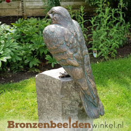 Vogel tuinbeeld van torenvalk op sokkel BBWR88462