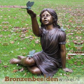 Bronzen tuinbeeld zittend meisje met vlinder BBW902BR