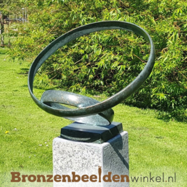 Tuinbeeld trouwringen "Gedragen door Liefde" BBW2701br