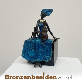 Zittend Afrikaanse vrouwenbeeld "Faya en Nuri op sokkel" 24cm BBWZT02GR