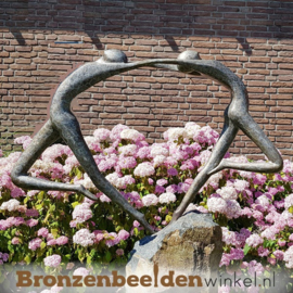 Tuinbeeld ''Liefdesdans'' op Basalt sokkel