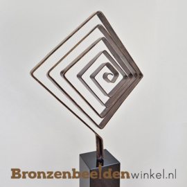 Zakelijk geschenk "Vierkante Spiraal" op sokkel BBW58621br