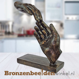 Bronzen beeldje handen die naar elkaar reiken BBW4444