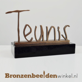 Handschrift in brons op sokkel