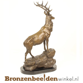 Bronzen beeld hert op rots BBWYY79