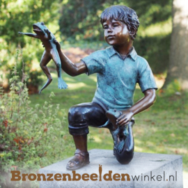 Bronzen jongetje met kikkers als tuinbeeld BBW91280