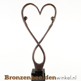 Afrikaanse sculptuur "Eeuwige liefde" op sokkel BBW007br24