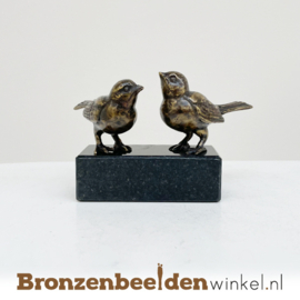 Lief beeldje "Kleine verliefde musjes op sokkel" BBW888991br