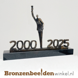 TOP 25 jaar bestaan bedrijf cadeau "Glas heffen met jaartallen" BBW003br86JT25 2000-2025