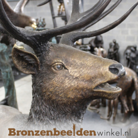 Groot beeld bronzen hert voor in de tuin BBW955