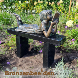 Bronzen lezend meisje op granieten bankje BBWR88847