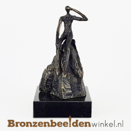 Sculptuur "Vooruitkijken op sokkel" BBW005br47