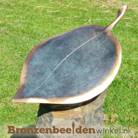 Tuinbeeld "Hosta Bedazzled" op Basalt sokkel BBW20749