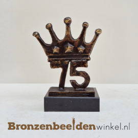 TOP cadeau 75e verjaardag "Kroonjaar 75" beeldje
