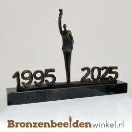 TOP 30 jaar bestaan bedrijf cadeau "Glas heffen met jaartallen" BBW003br86JT30 1995-2025