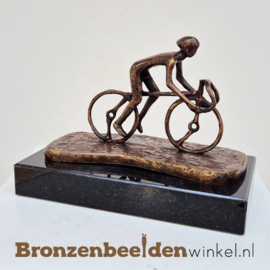 Beeldje "De Wielrenner" op sokkel BBW005br66os