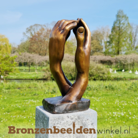 Bronzen tuinbeeld van twee handen BBW61073