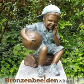 Bronzen jongen met bal als tuinbeeld BBW1957br