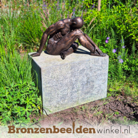 Beeld man voor in de tuin in brons gegoten BBW3554