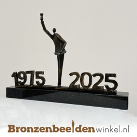 TOP 50 jaar bestaan bedrijf cadeau "Glas heffen met jaartallen" BBW003br86JT50 1975-2025