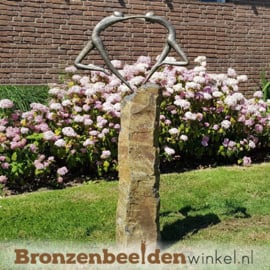 Bronzen tuinbeeld ''Liefdesdans'' op Basalt sokkel