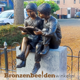 Lezende jongen en meisje als tuinbeeld BBW7491