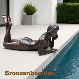 Beeld liggend meisje aan zwembad BBW1557br