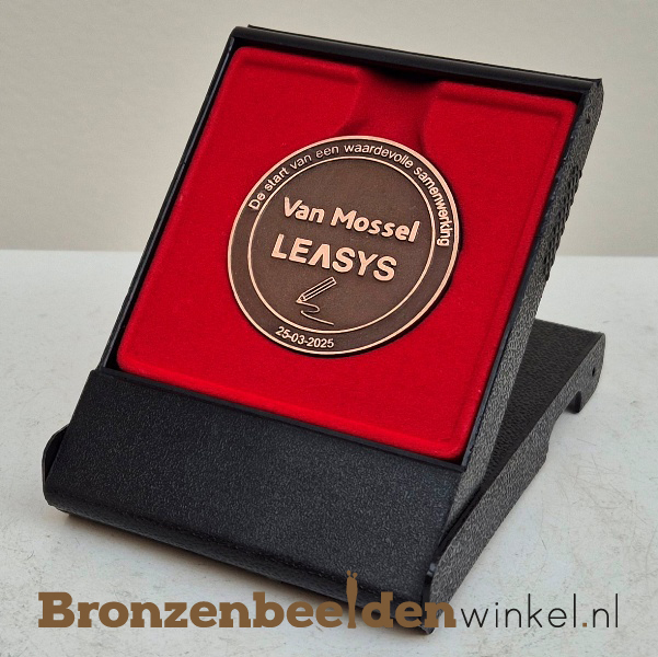 Bronzen penning voor start samenwerking