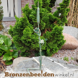 Bronzen kikkers op rietstengel BBW37284