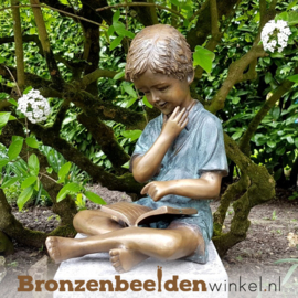 Bronzen tuinbeeld lezende jongen BBW1561br