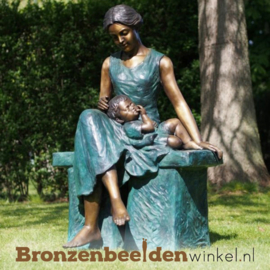 Moeder en kind beeld voor in de tuin BBW62044