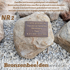 Grafsteen zwerfkei met bronzen gedenkplaat NR 2