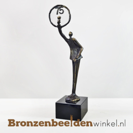 TOP 75 jaar vrouw cadeau "Het glas heffen met jaartal 75"