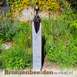Tuinbeeld zittende vrouw BBW94543