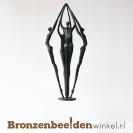 Zakelijk geschenk "Reaching for the Top" op sokkel BBW004br30