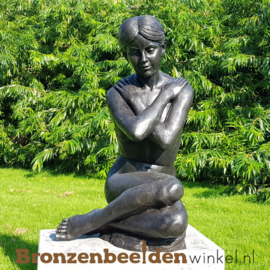 Zittende naakte vrouw tuinbeeld BBW1067