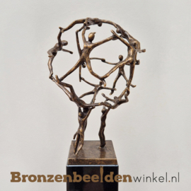 Jubileum relatie cadeau "Samen veroveren we de wereld" op hoge sokkel