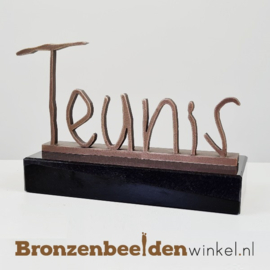 Handschrift in brons op sokkel