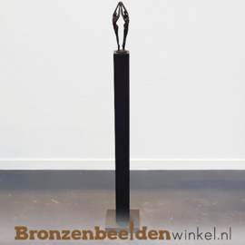 Groot jubileum geschenk "Reaching for the Top" op sokkel