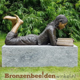 Tuinbeeld lezend meisje in brons BBW840