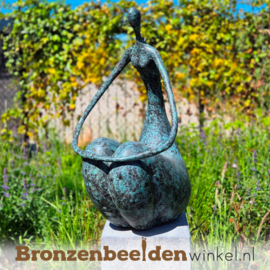 Vrouw beeld "Léa" voor in de tuin BBW94541