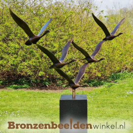 Abstract tuinbeeld ''De 5 ganzen'' op Zwart granieten sokkel BBWF5GZG