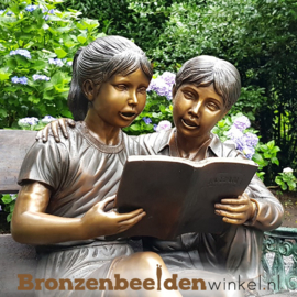 Groot beeld "Lezende kinderen" op bankje BBW749