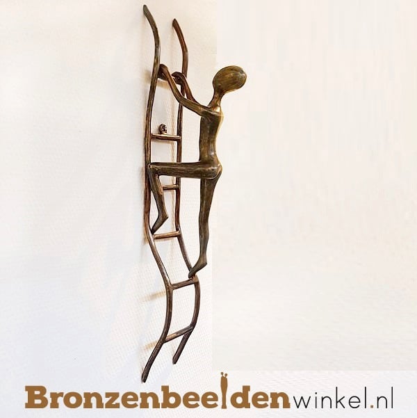 Beeld voor aan de wand "De Beklimming" BBWFHDB | Bronzen wanddecoratie | Bronzen Winkel
