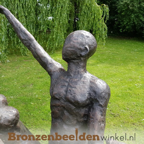 Groot tuinbeeld "De Jive" BBW57354 GRATIS onderhoudsset t.w.v. 24,95: Ja, graag!) Grote beelden van mensen | Bronzen Beelden Winkel