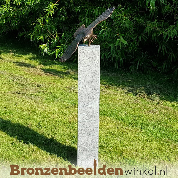 Tuinbeeld adelaar op Hardsteen sokkel BBW1247br